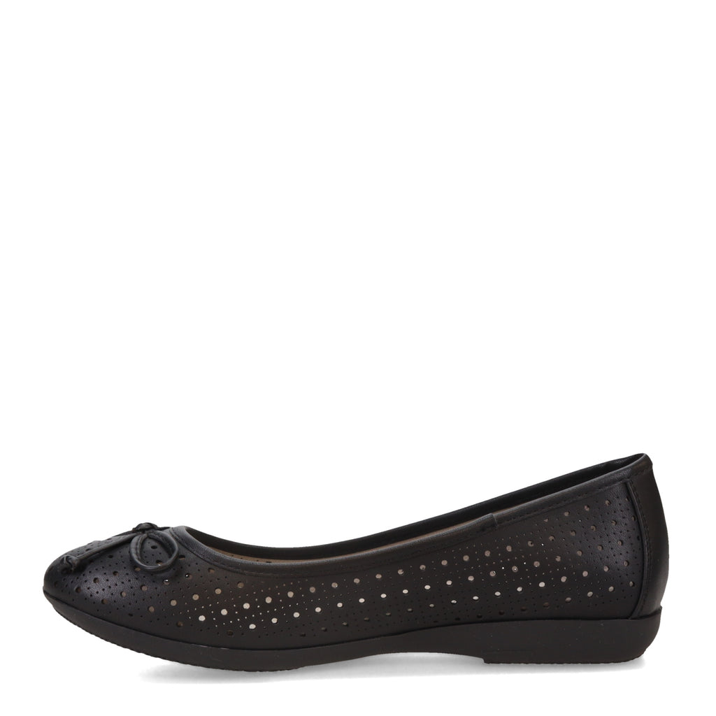 Women's Cliffs by White Mountain, Cheryl Flat