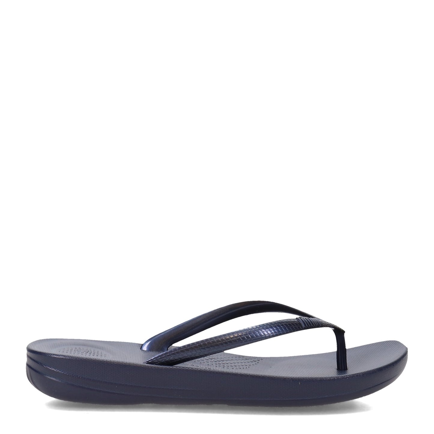 Peltz Shoes Women's FitFlop iQushion Flip-Flop Navy E54-399