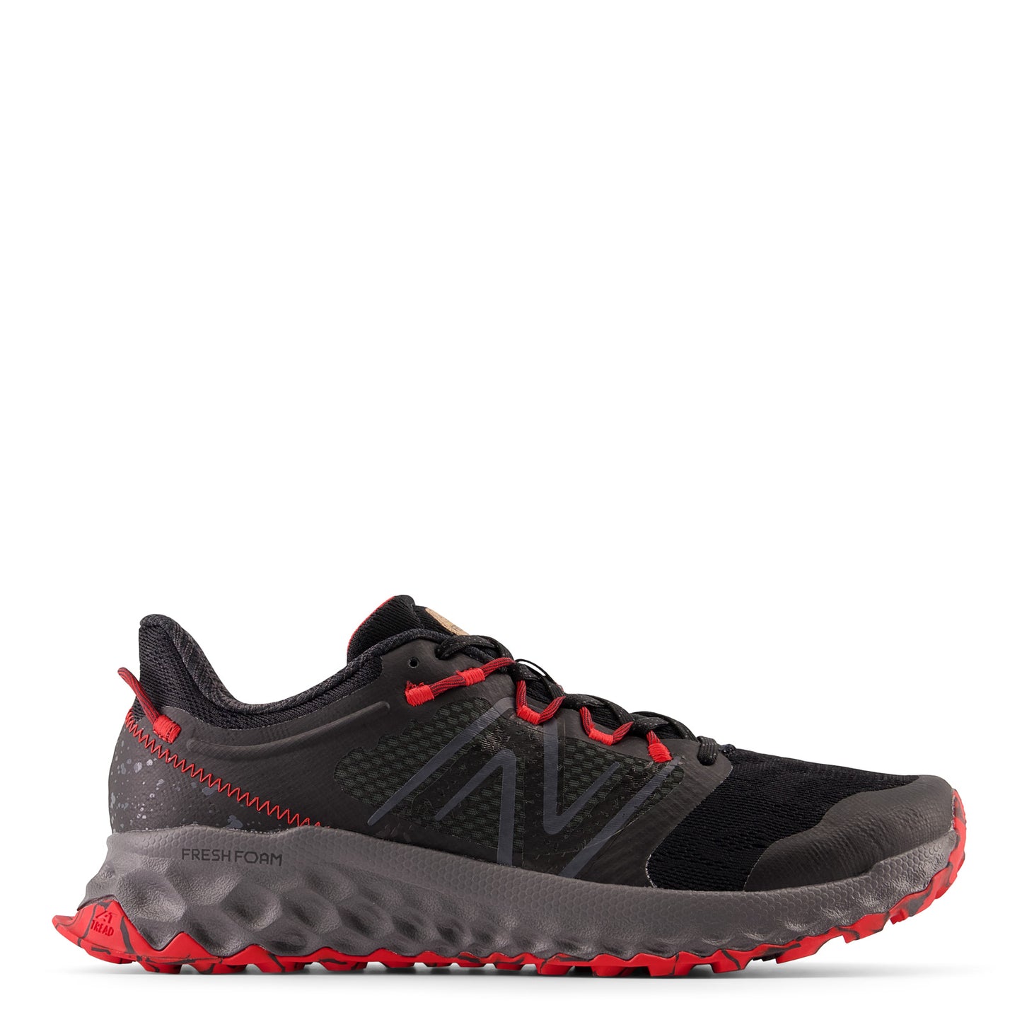 Peltz Shoes Men's New Balance Fresh Foam Garoe Trail Running Shoe BLACK/RED MTGAROLB