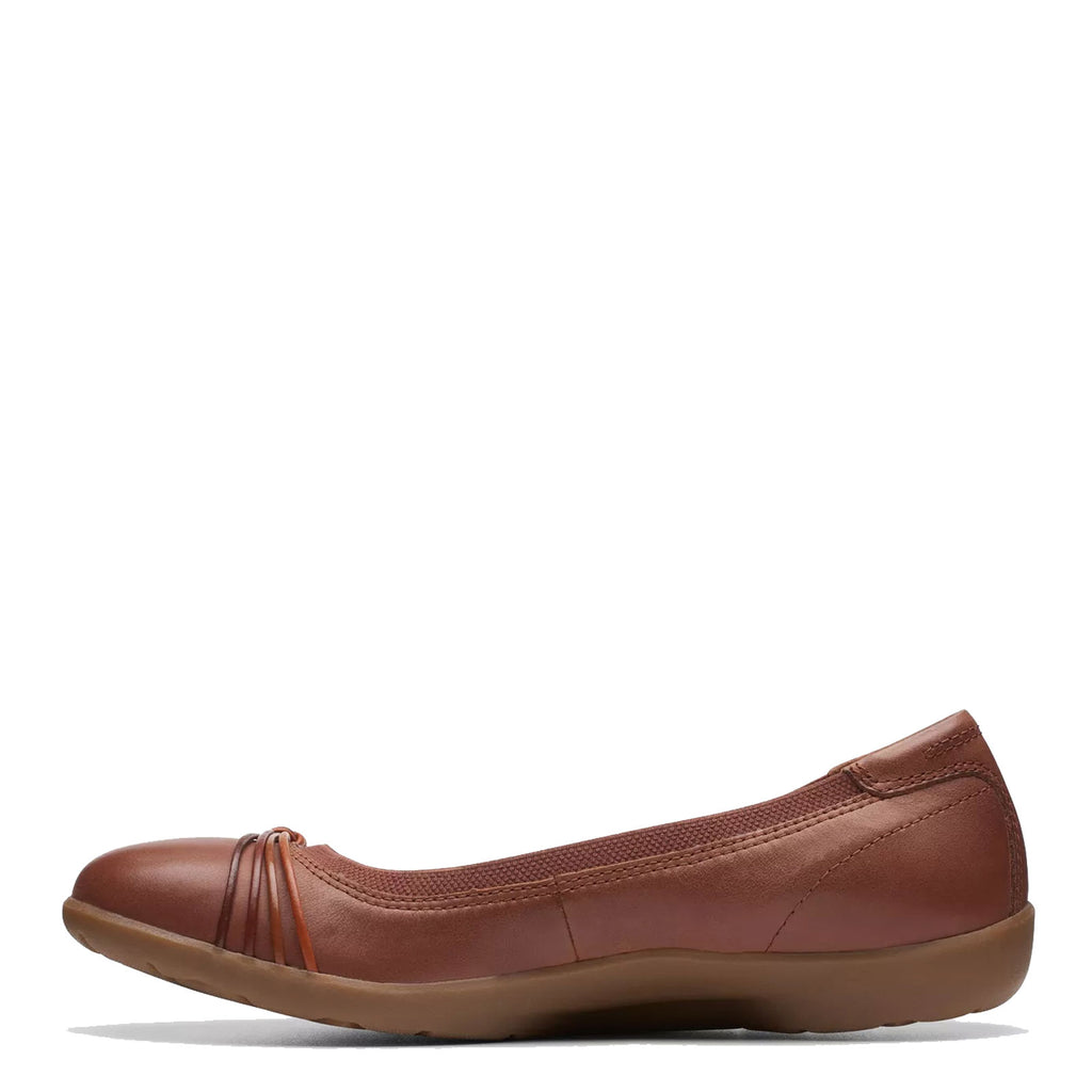 Peltz Shoes  Women's Clarks Meadow Rae Slip-On TAN 26174366