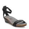 Peltz Shoes  Women's Naot Mermaid Sandal BLACK 5044-B08