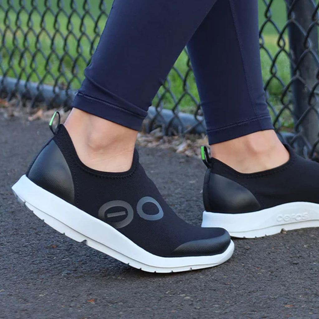 Women's Oofos OOmg Sport Sneaker BLACK WHITE 5075WHTBLK