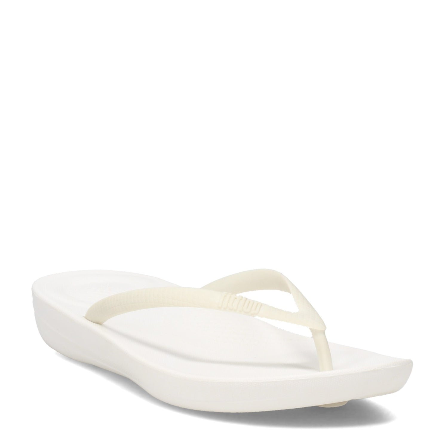 Peltz Shoes  Women's FitFlop iQushion Flip-Flop WHITE E54-194