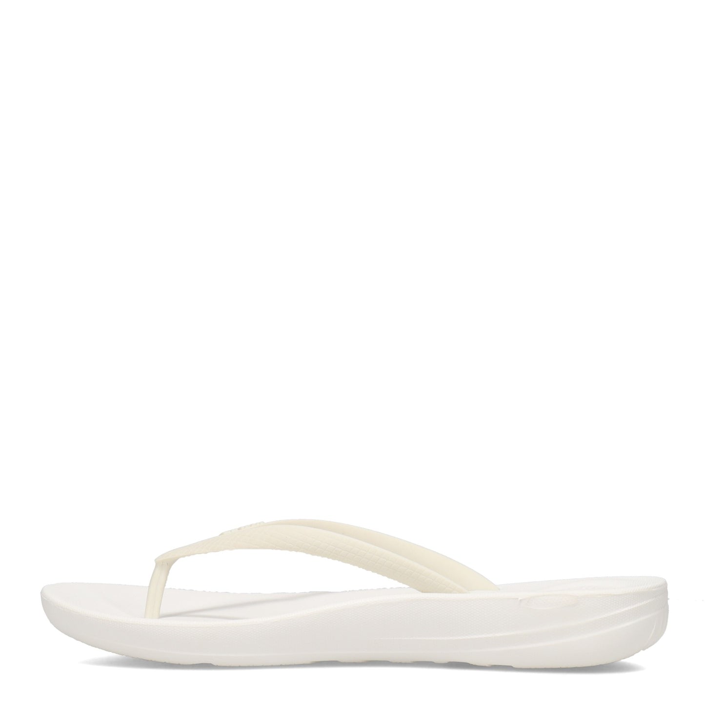 Peltz Shoes  Women's FitFlop iQushion Flip-Flop WHITE E54-194