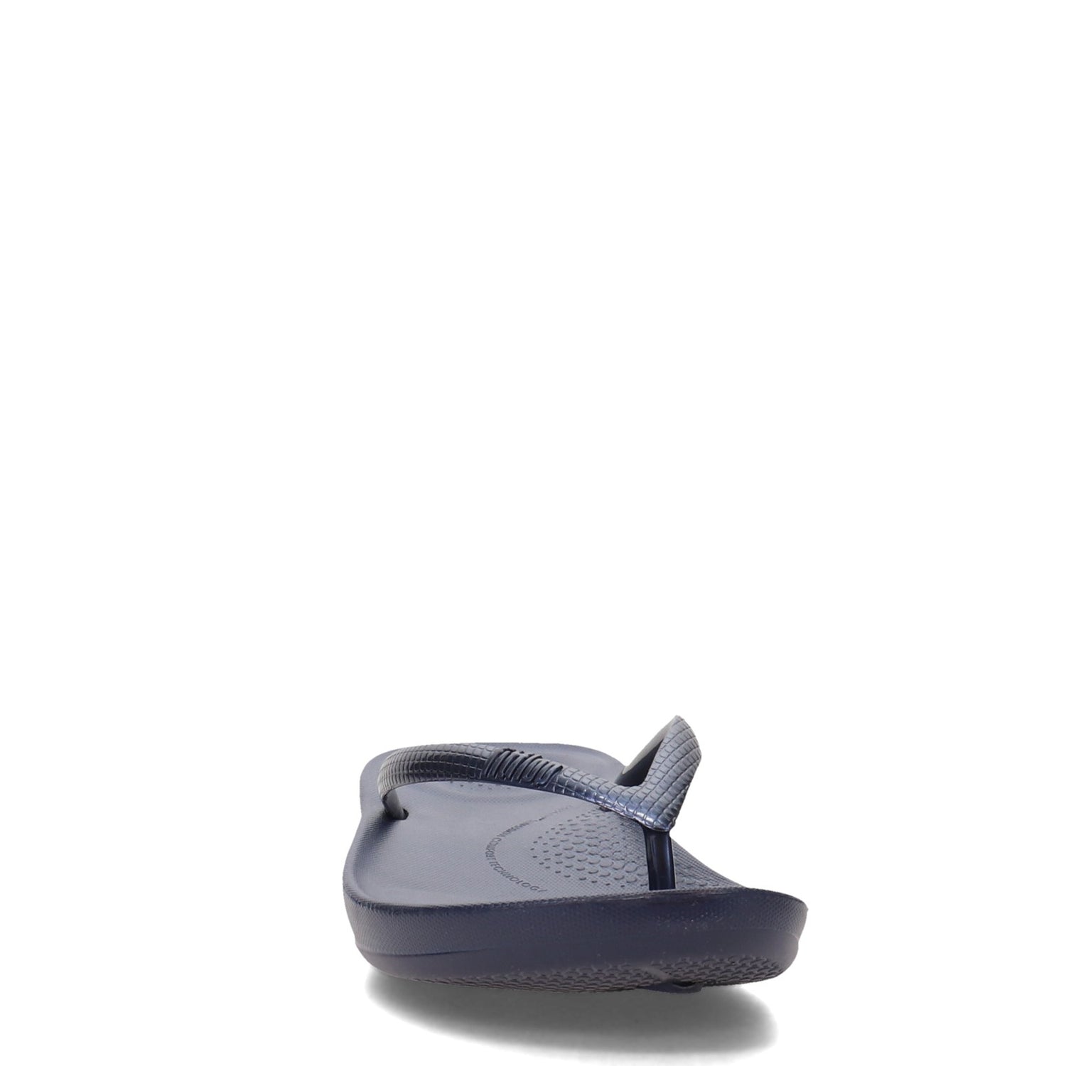 Peltz Shoes  Women's FitFlop iQushion Flip-Flop Navy E54-399