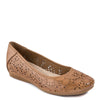 Peltz Shoes  Women's Baretraps Mariah Flat CARAMEL MARIAH-CML